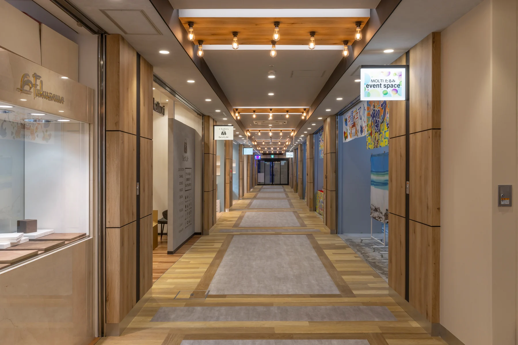 さまざまな店舗が並ぶ館内通路